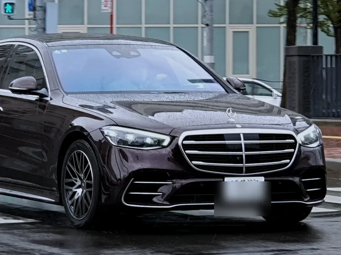 Chauffeur-driven luxury Mercedes S-Class of Airport Transfer Vietnam